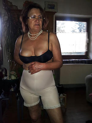 nude granny masturbates