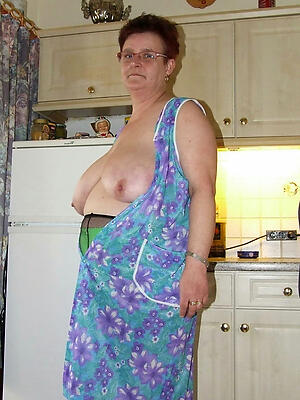 older nude housewives love posing nude