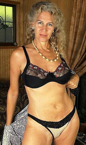 superb granny love posing nude