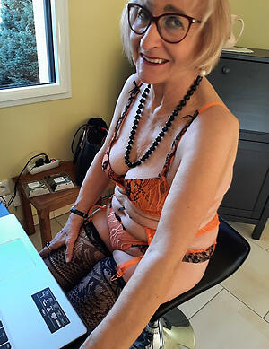 older naked housewives have a crush on posing nude