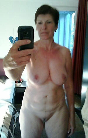 amazing hot older column selfshot