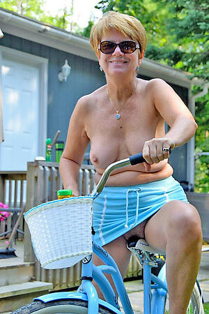 grannies outdoors love posing nude