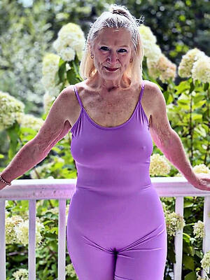 free cameltoe grannies love posing nude