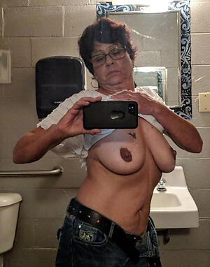 photoshooting with incomparable granny naked selfshots