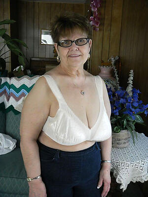 jot 60 grannies love posing nude