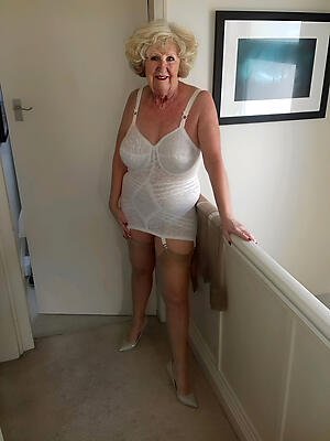 pic with sexy elegant naked older woman