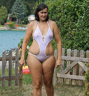 sexy granny in bikini poses in amateur pics