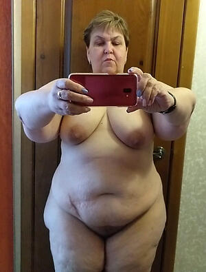 photoshooting upon naked granny selfshot