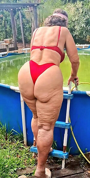 nice curvy granny poses naked