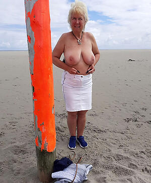 X-rated grannies handy the beach posture off